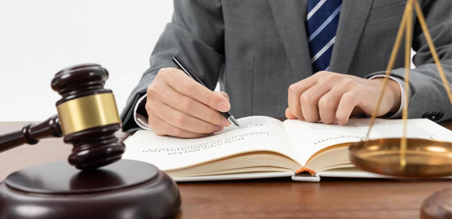 Банкротство физических лиц - это установленная государством правовая возможность освободиться от бремени долгов и начать жизнь с чистого финансового листа